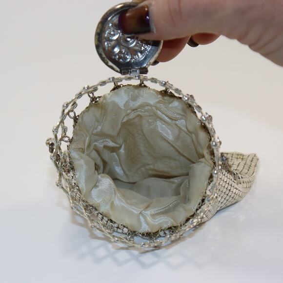 Whiting & Davis Vintage 1930's Silver Mesh Wristlet w/ Expanding Top Beggars Bag - Picture 3 of 4